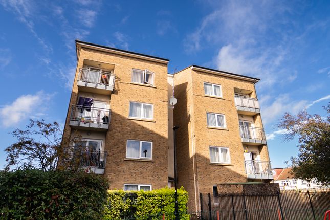 Thumbnail Flat for sale in Convent Way, Southall