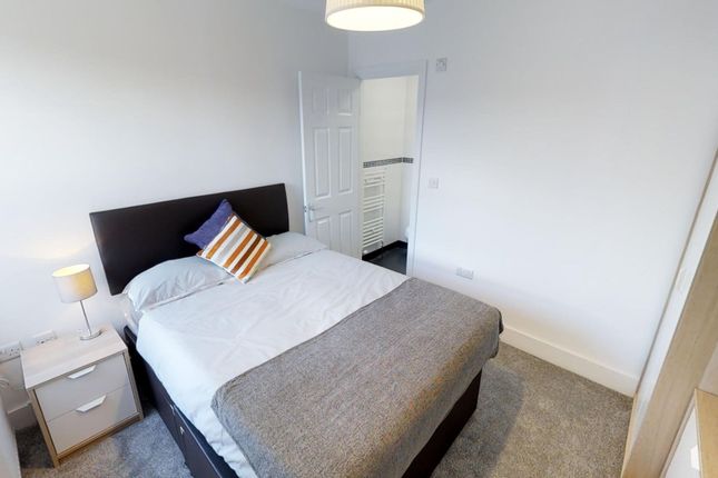 A Clean And Well-Maintained Double Bedroom Featuri...