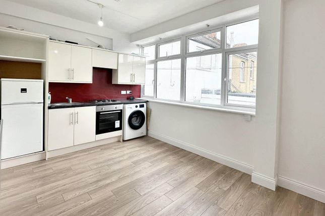 Flat to rent in Commercial Road, Swindon SN1