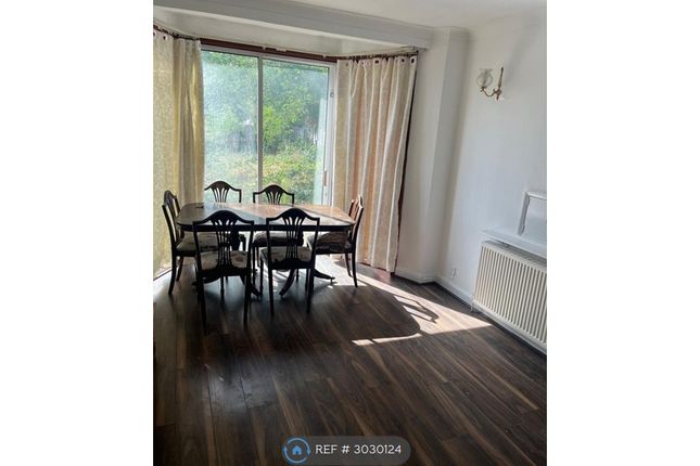 South Lodge Drive, London photo 4