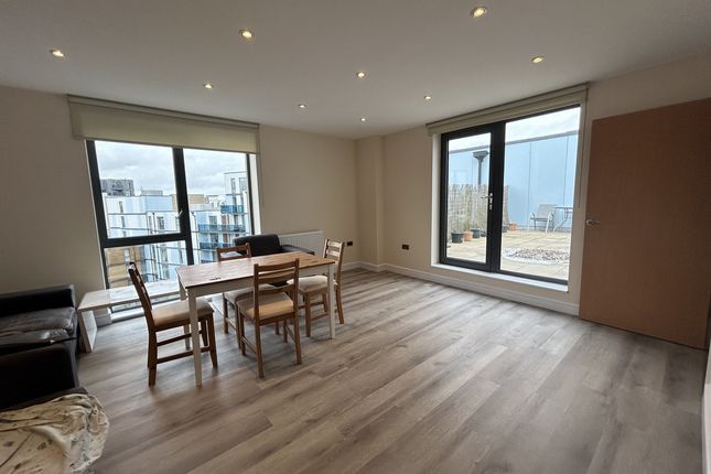 Flat Flat 52, 2, Joslin Avenue, London photo 2