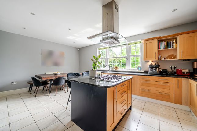 2, Haines Court, Weybridge photo 4