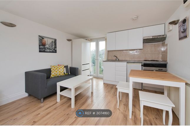 Bloemfontein Road, London photo 2