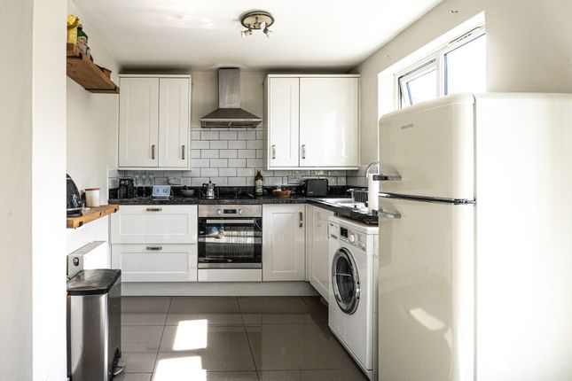 24a Hazel Tree Road, Watford photo 4