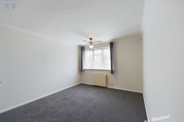 19 Selwyn Court, Aylesbury photo 2