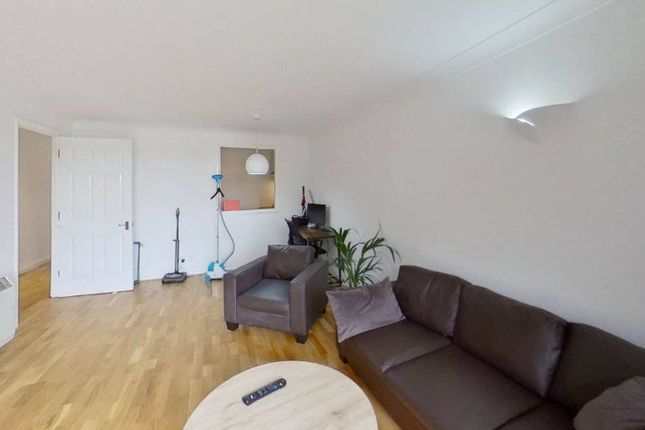Flat to rent in Jardine Road, Wapping, London