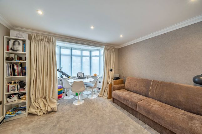 4 Oakmead Gardens, Edgware photo 4