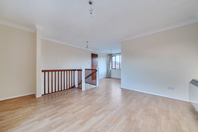 31, Pyegrove Chase, Berkshire photo 2