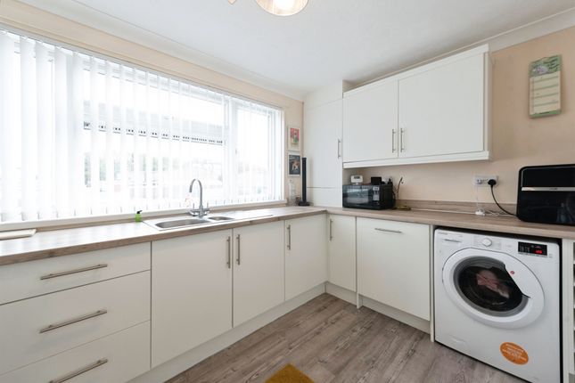8, Harbridge Court, Havant photo 3