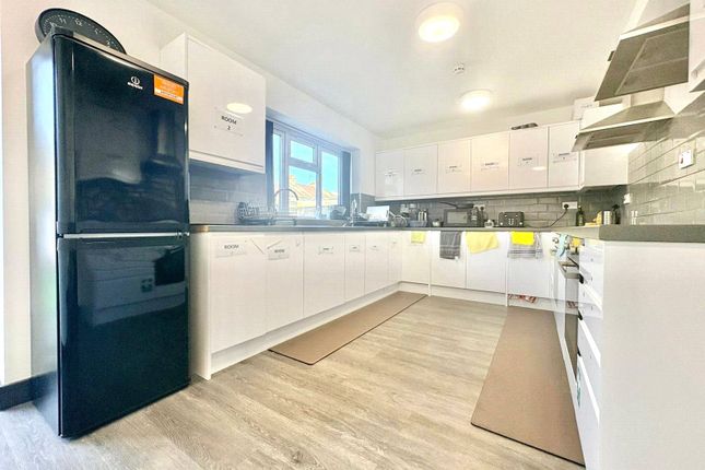Room 2, 26, Wellington Avenue, Hounslow photo 3