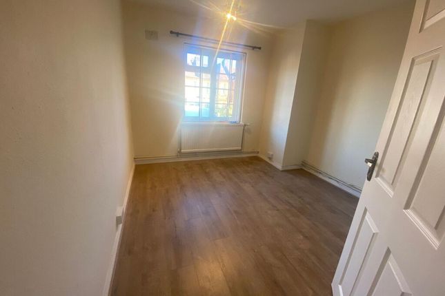 Flat to rent in Gladstone Avenue, Wood Green