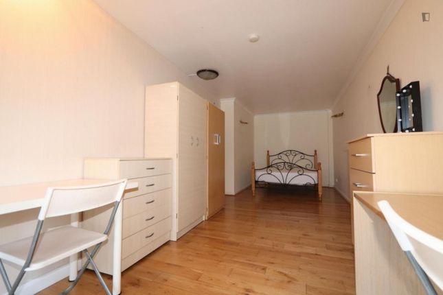Room to rent in Marsh Wall, London