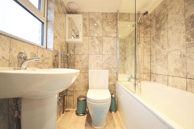 14 Hadley Gardens, Southall photo 4