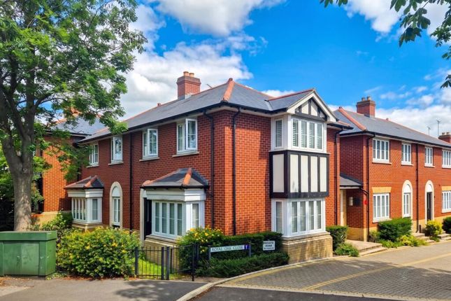 2-bed flat on 4, Royal Oak Close, Loughton, £450,000