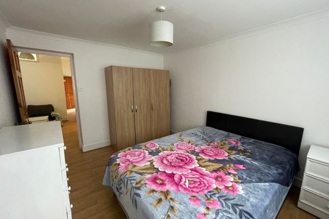 Flat to rent in Kensington Gardens, Ilford