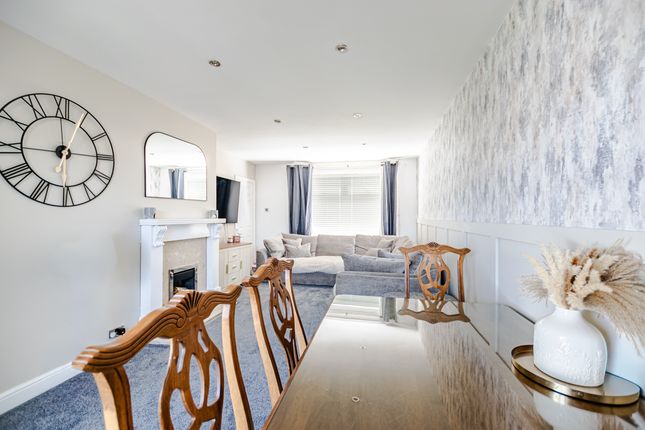 49, Raynel Way, Leeds photo 4