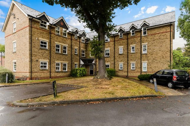 Thumbnail Flat for sale in Eastman Way, Epsom