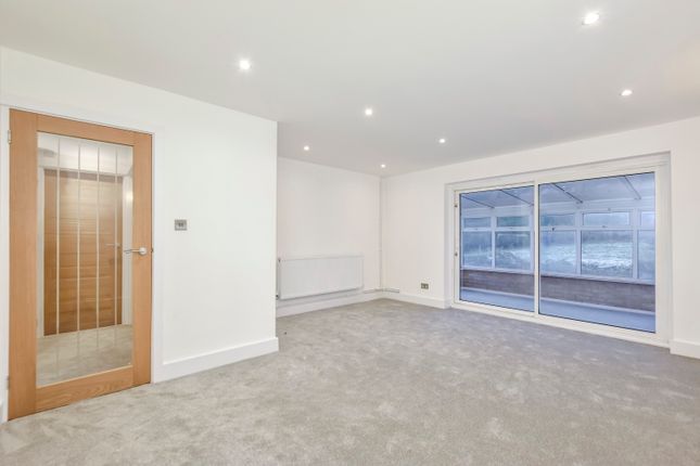 19, Lavinia Avenue, Watford photo 2
