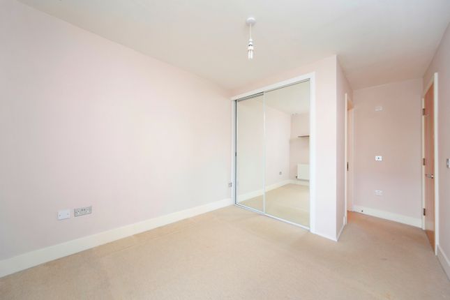 Flat for sale in Houghton Square, Clapham, London