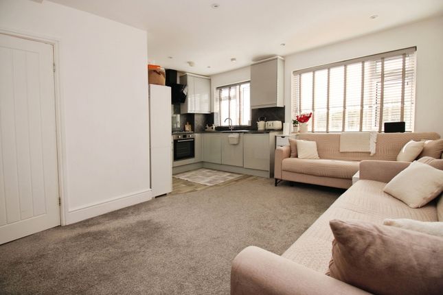 85b, Hutton Road, Brentwood photo 4