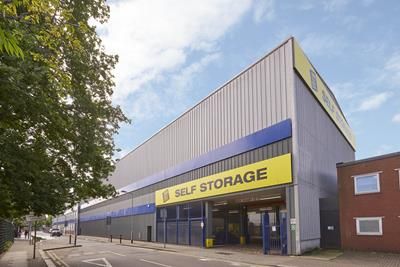 Warehouse to let in Stewarts Road, London