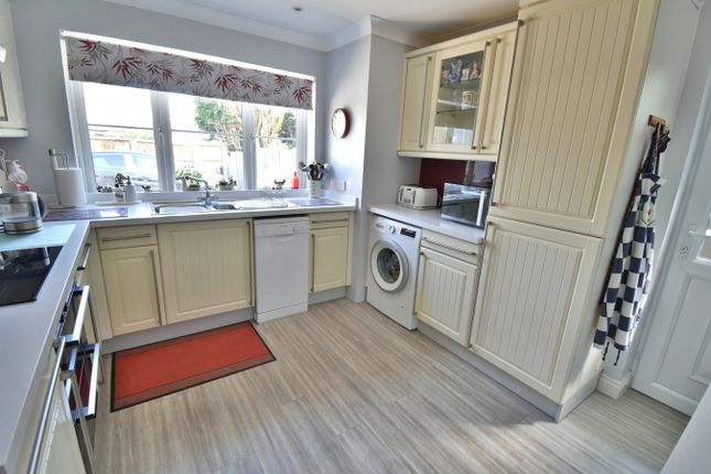 7, Jenni Close, Bournemouth photo 4