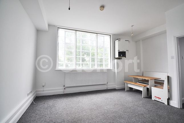 Flat 6, 391 Camden Road, London photo 2