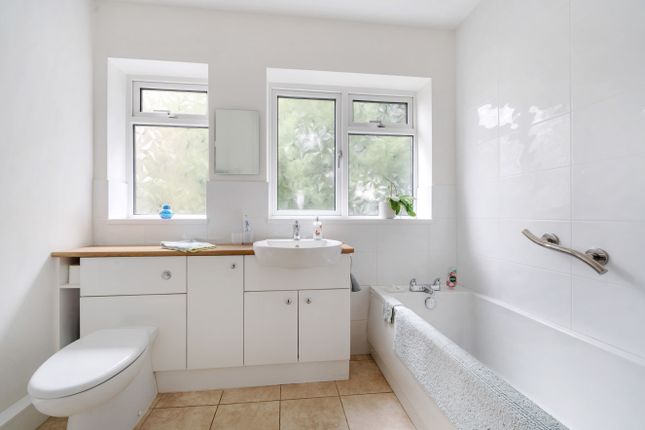 Flat for sale in High Road, Whetstone, London