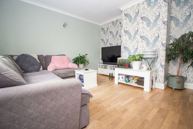 152 Gosforth Lane, Watford photo 4