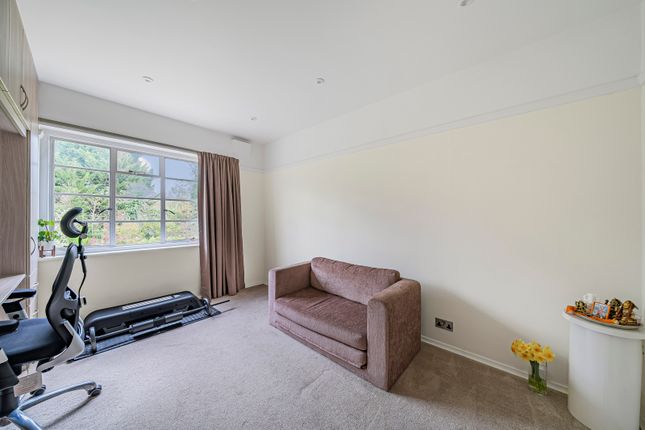 Flat for sale in Pinner Court, Pinner, Middlesex