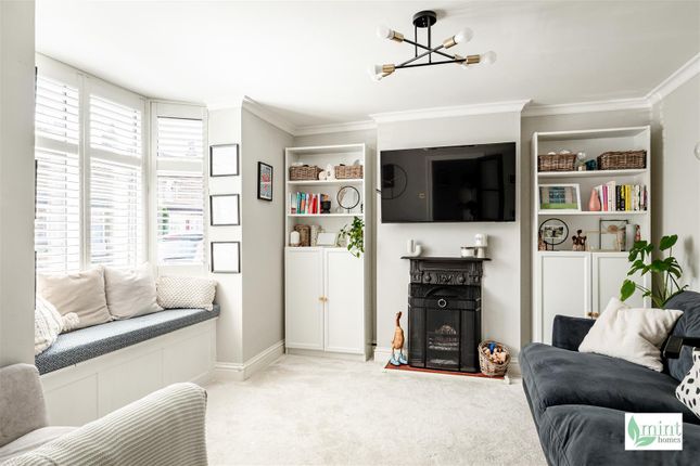 32, Chapel Grove, Addlestone photo 3