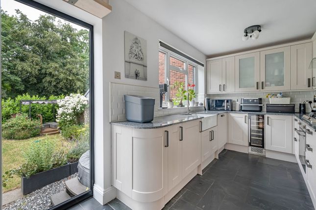 6, Lower Shott, Leatherhead photo 3