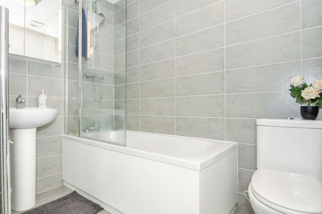 Flat 4, 613, Stanningley Road, Leeds photo 4