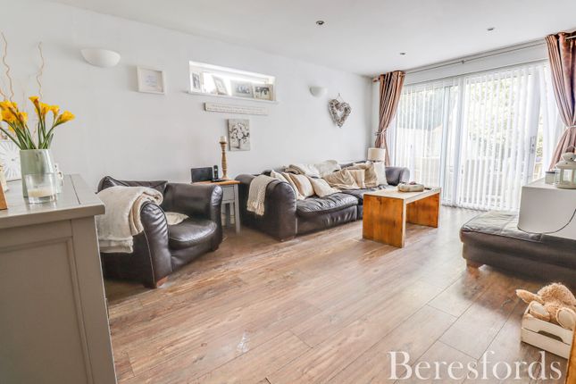 3, Willowdene Court, Brentwood photo 3