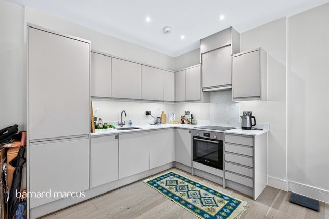 Flat 6, Friston House, 52-53, The Broadway, London photo 3