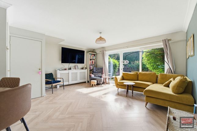 5, Baden Close, Staines-upon-Thames photo 2