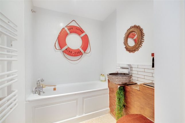 Flat for sale in Botolph Alley, London