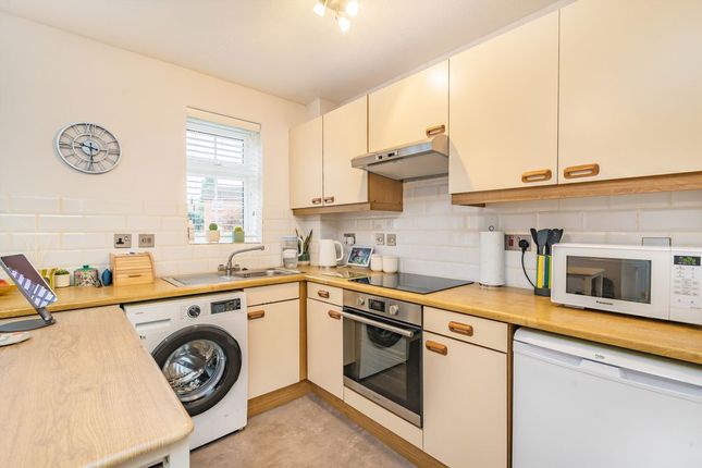 15, Finnart Close, Weybridge photo 3