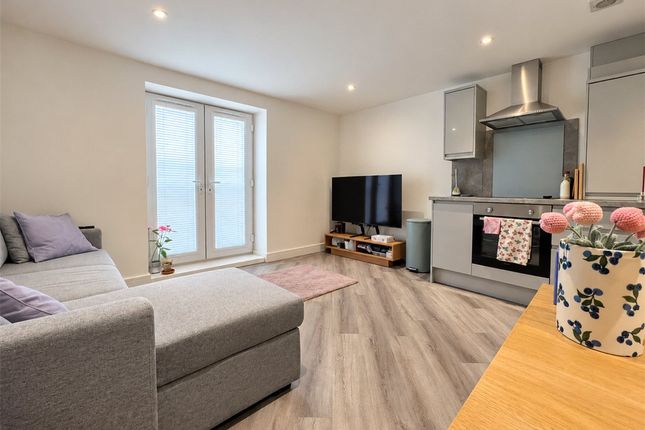 Flat 14, Station View, 8, New Lane, Hampshire photo 2