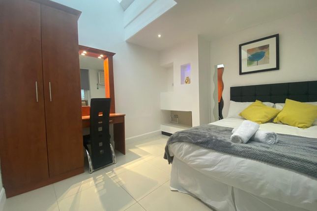 Room 2, Flat 6, 121, Gloucester Place, London photo 2