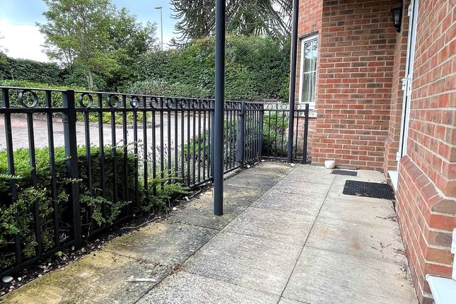 3, Yew Barton Court, Fleet photo 2