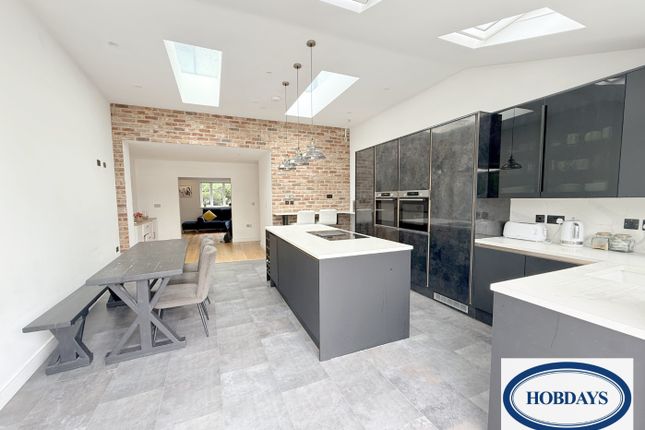25 Swanley Crescent, Potters Bar, Hertfordshire photo 2