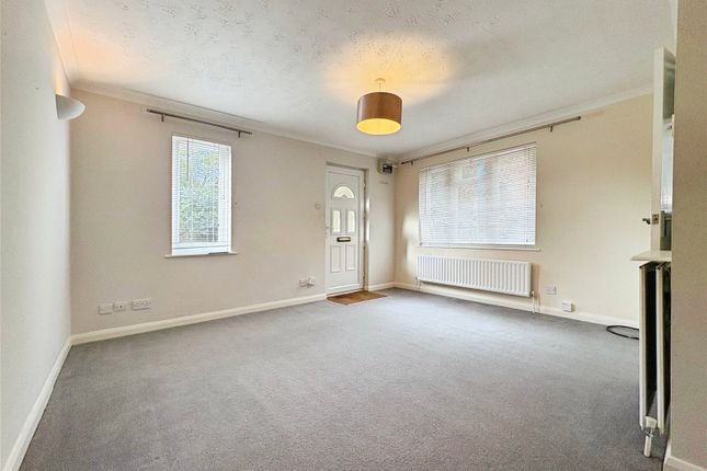 21, Rushmoor Gardens, Reading photo 3
