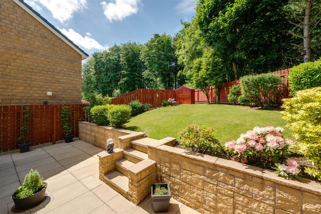 19, Sunningdale Croft, Huddersfield photo 2