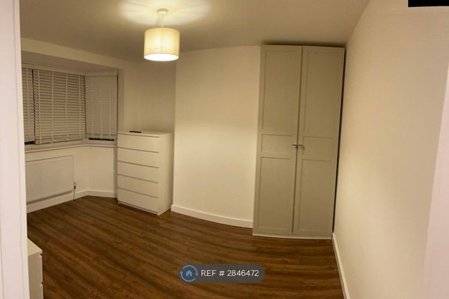 B Ridgehurst Avenue, Watford photo 3