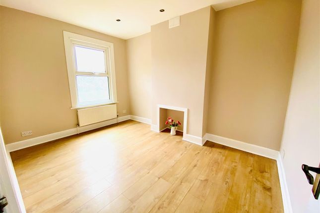 Terraced house to rent in Holmesdale Road, London