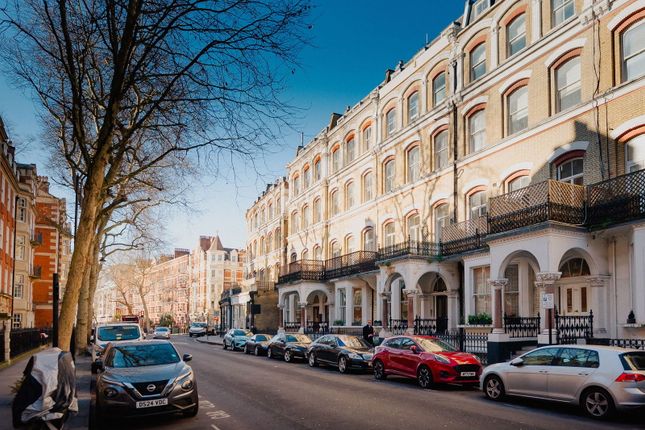 2-bed flat on 224,Flat 3, Old Brompton Road, London, £1,150,000