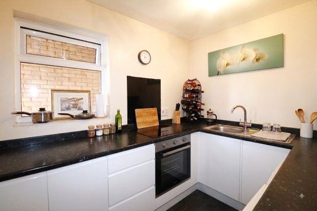 41, The Rowans, Woking photo 4