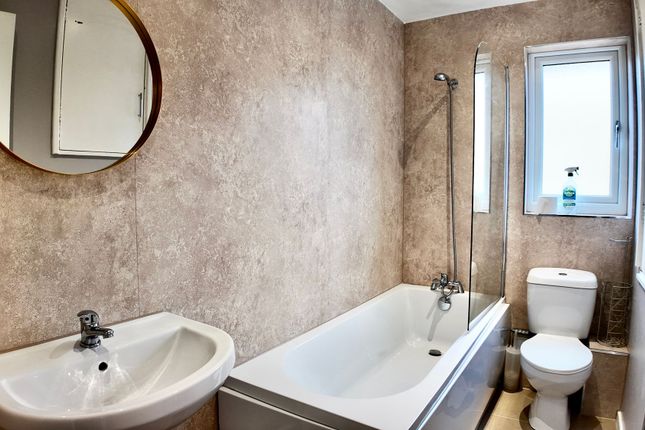 13 Llyswen, Hengoed photo 4