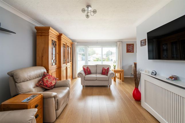 12, Charlotte Grove, Horley photo 3